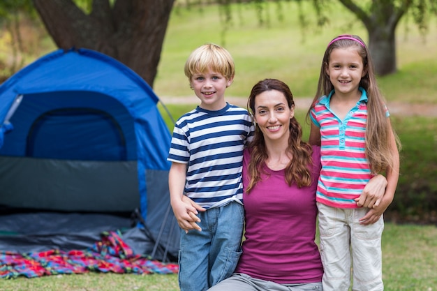 Mutter und Kinder, die Spaß im Park haben