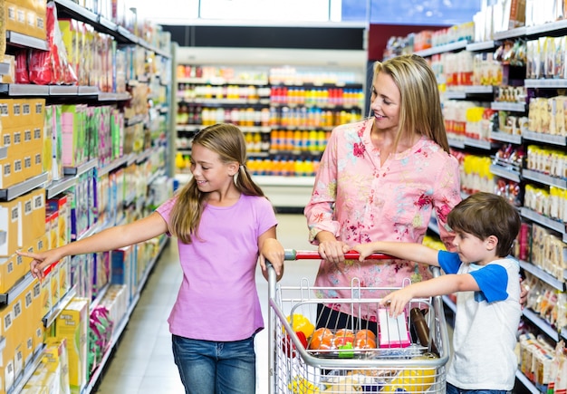 Mutter und Kinder im Supermarkt