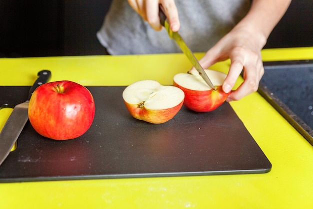 Mutter und Kinder kochen in der Küche und haben Spaß