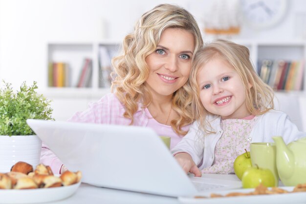 Mutter und Kinder mit Laptop