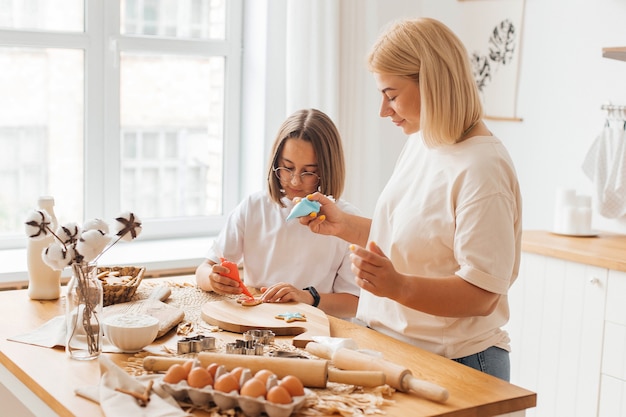 Mutter und kleine Tochter backen Kekse und haben Spaß in der Küche