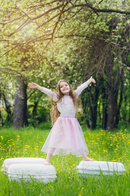 Mutter und kleine Tochter gehen im Frühling blühenden Apfel spazieren