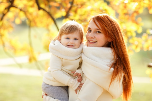 Mutter und kleine Tochter gehen in den Park