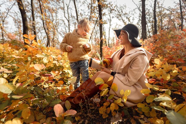 Mutter und kleine Tochter haben Spaß im Herbst