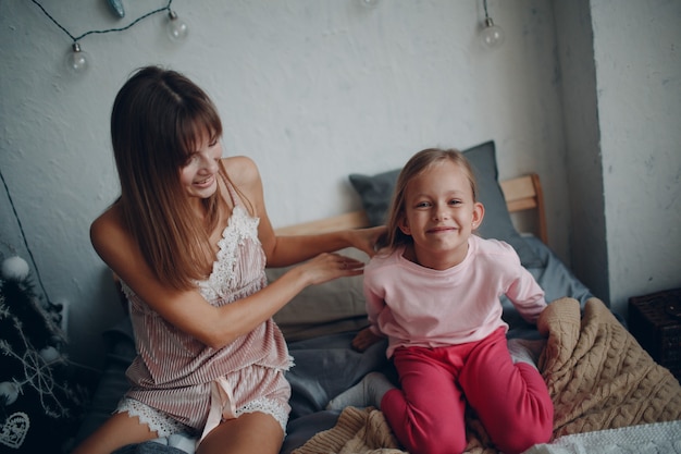 Mutter und kleine Tochter Kindermädchen zu Hause.