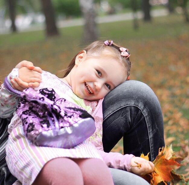 Mutter und kleine Tochter spielen im Park.