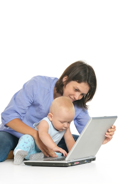 Mutter und kleiner Sohn mit Laptop auf weißem Hintergrund