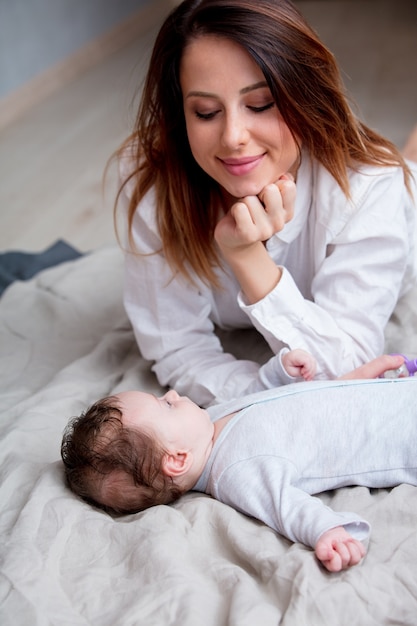 Mutter und kleines Kind liegen auf dem Bett