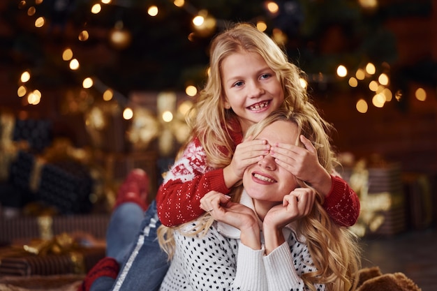 Mutter und kleines Mädchen, die Spaß haben und Weihnachtsfeiertage feiern.