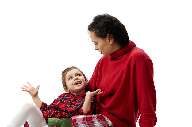 Mutter und kleines Mädchen zur Weihnachtszeit