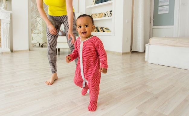 Mutter und Mischlinge, die zu Hause spielen.