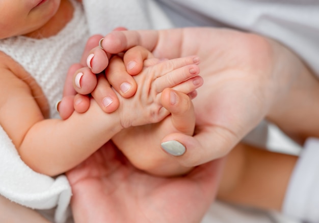 Mutter und neugeborenes Baby Hände