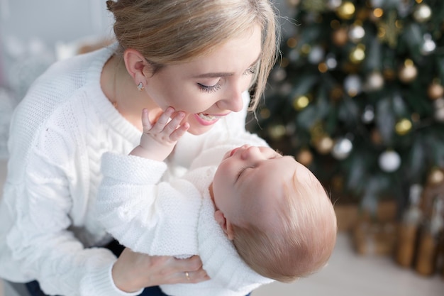 mutter und schönes baby drinnen