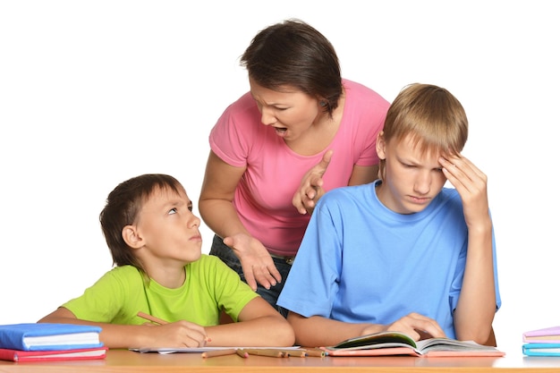 Mutter und Söhne machen Hausaufgaben