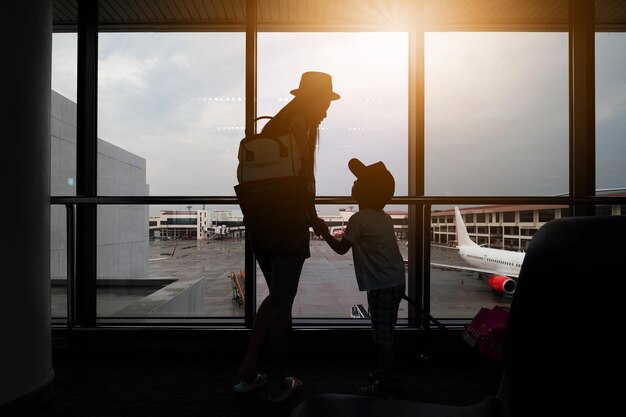 Mutter und Sohn am Flughafen Reisekonzept