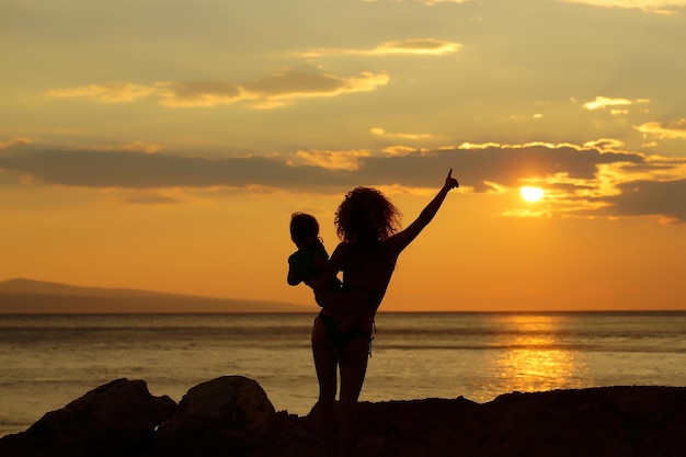 Mutter und Sohn am Strand