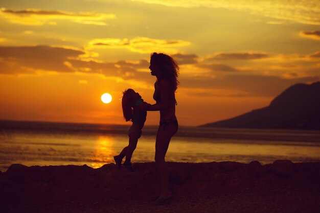 Mutter und Sohn am Strand