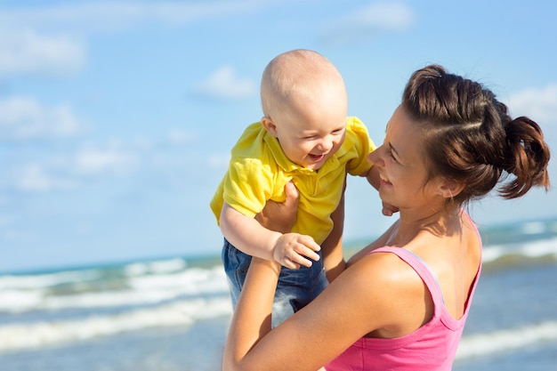 Mutter und Sohn am Strand