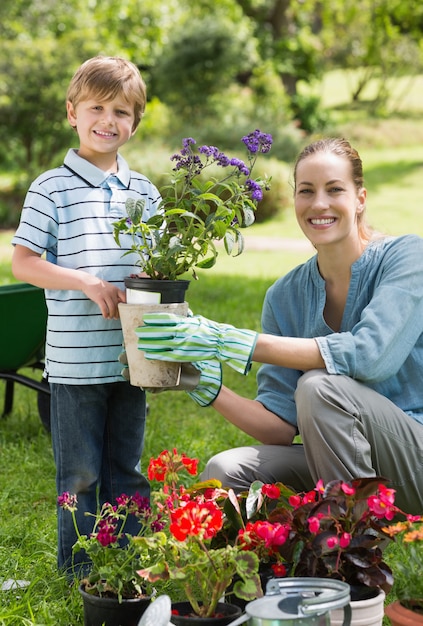 Mutter und Sohn an der Gartenarbeit beteiligt