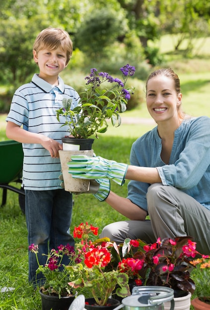 Foto mutter und sohn an der gartenarbeit beteiligt