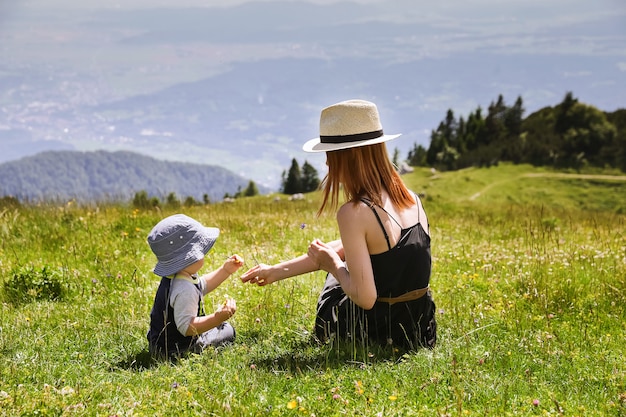 Mutter und Sohn auf dem Naturhintergrund. Lebensstil, Reisen, Familienkonzept.