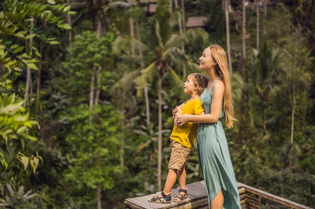 Mutter und Sohn auf dem Reisfeld im Hintergrund der Reisterrassen Ubud Bali Indonesien Reisen mit Kindern Konzept Unterrichten von Kindern in der Praxis