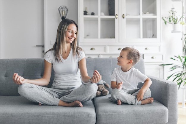 Mutter und Sohn auf einem Sofa in ihrem Wohnzimmer