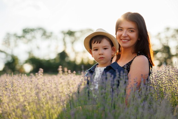 Mutter und Sohn bei Sonnenuntergang in einem Lavendelfeld