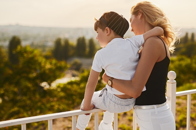 Mutter und Sohn beobachten die Natur aus Sicht