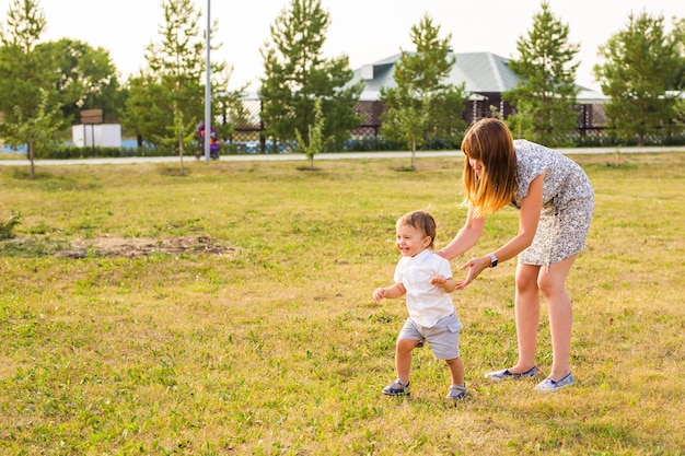 Mutter und Sohn, die Spaß in der Sommernatur haben.