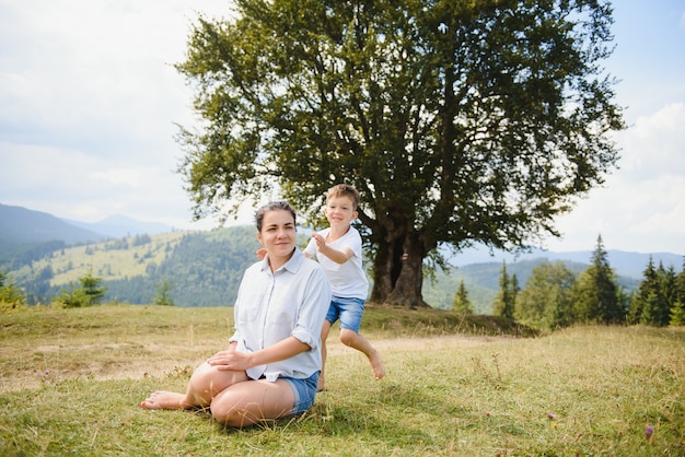 Mutter und Sohn entspannen sich in der Natur