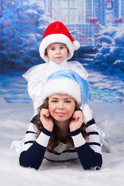 Mutter und Sohn feiern gemeinsam Weihnachten