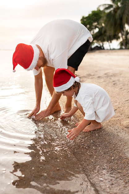 Mutter und Sohn feiern Weihnachten im Juli