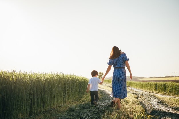 Mutter und Sohn gehen auf Weizenfeld