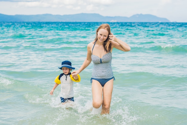 Mutter und Sohn genießen das tropische Meer