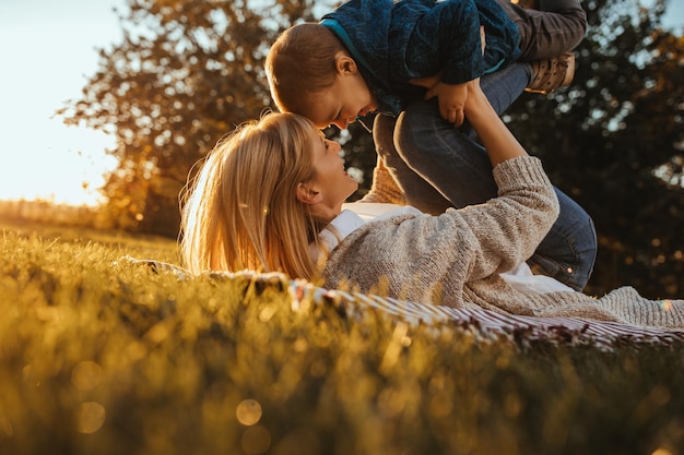 Mutter und Sohn genießen den Herbsttag im Freien