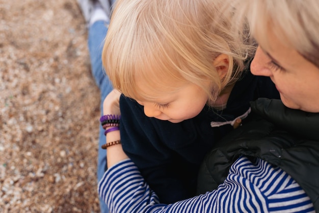 Mutter und Sohn haben im Herbst Spaß am Meer