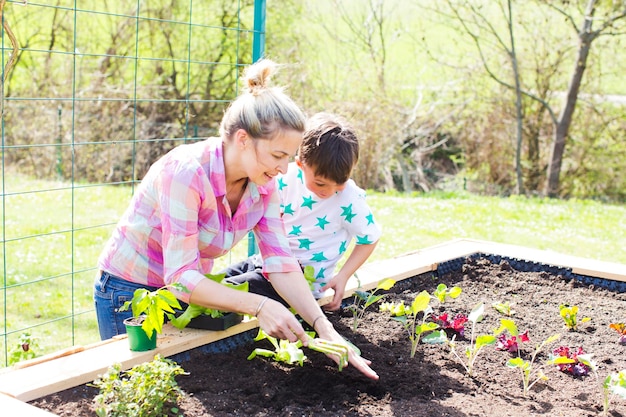 Mutter und Sohn im Garten im Hinterhof