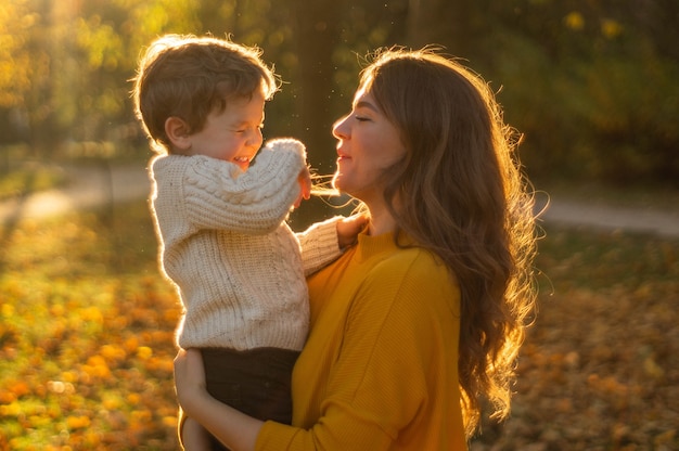 Mutter und Sohn im Herbstpark