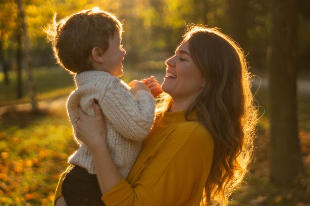 Mutter und Sohn im Herbstpark