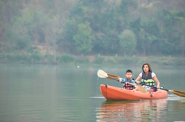 Mutter und Sohn im Reservoir Kayak fahren.