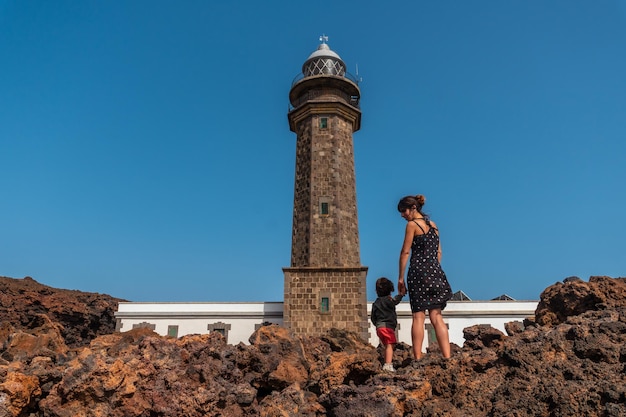 Mutter und Sohn im Urlaub am wunderschönen Leuchtturm von Orchilla im Südwesten der Kanarischen Inseln El Hierro