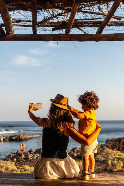 Foto mutter und sohn im urlaub fotografieren am strand von tacoron auf den kanarischen inseln el hierro