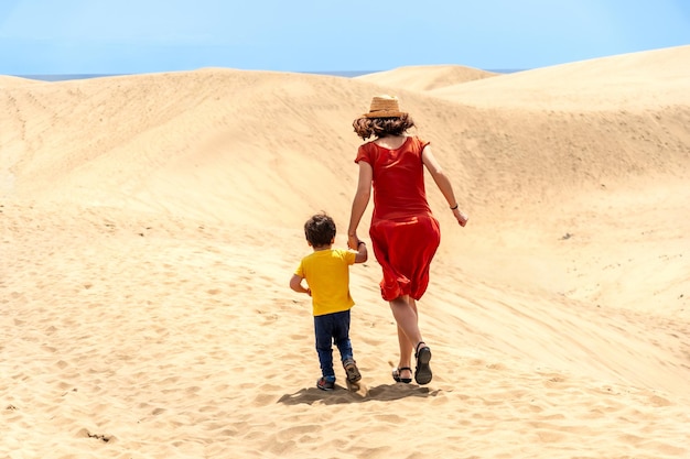 Mutter und Sohn im Urlaub spazieren in den Dünen von Maspalomas Gran Canaria Kanarische Inseln