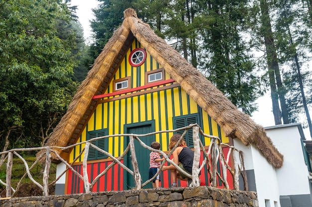 Mutter und Sohn in einem madeirischen Haus wie dem von Santana im Wald von Caldeirao Verde Santana