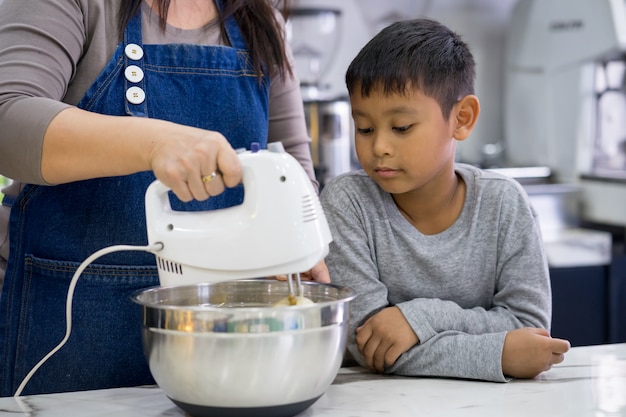 Mutter und Sohn machen einen Kuchen