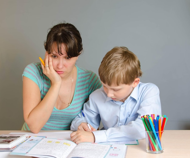 Mutter und Sohn machen gemeinsam Hausaufgaben