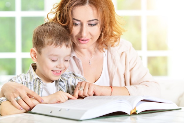 Mutter und Sohn machen Hausaufgaben