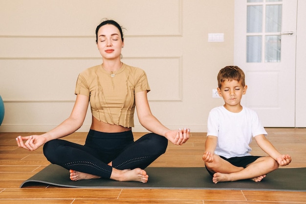 Mutter und Sohn machen Yoga zu Hause Sport zu Hause