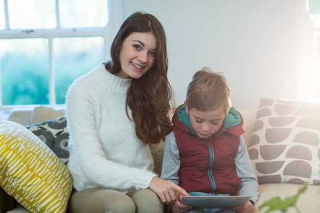 Mutter und Sohn mit digitalem Tablet